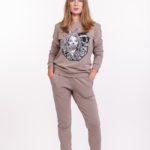 Laisvalaikio kostiumas. Džemperis ir kelnės