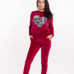 Veliūrinis laisvalaikio kostiumas. Džemperis ir kelnės